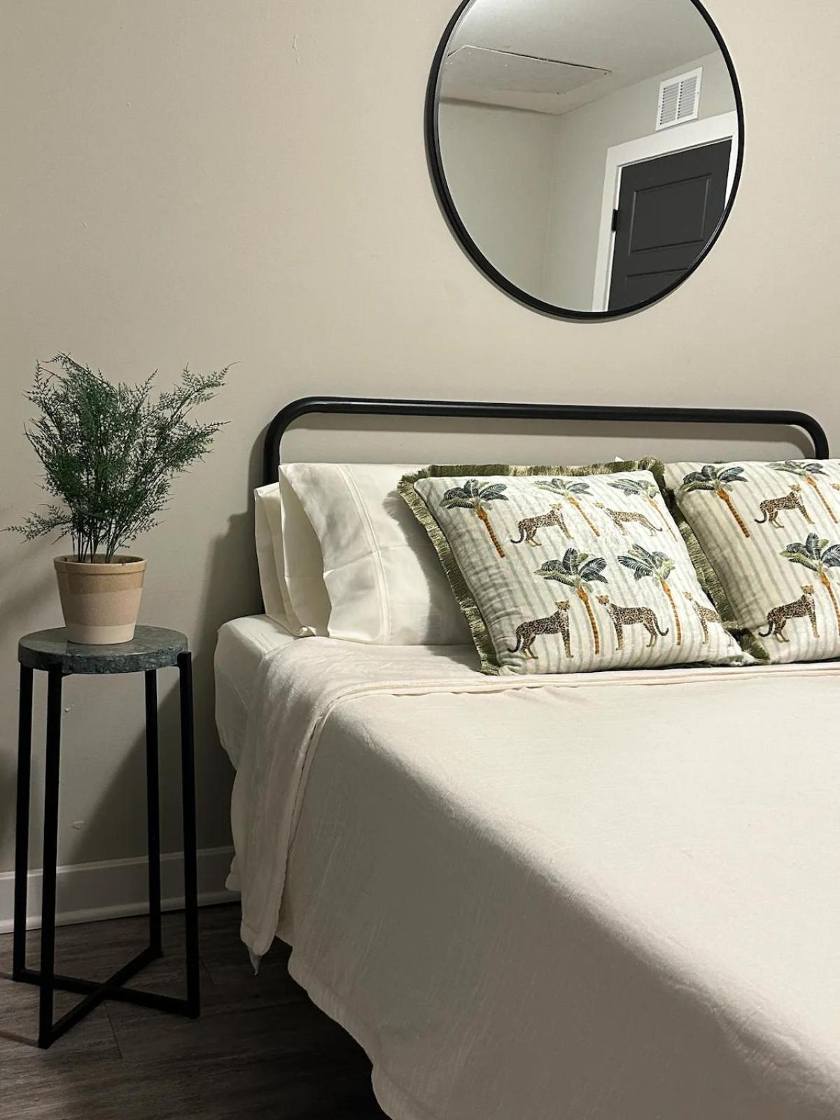 Cozy 2 Bedroom Corporate * Louisville
